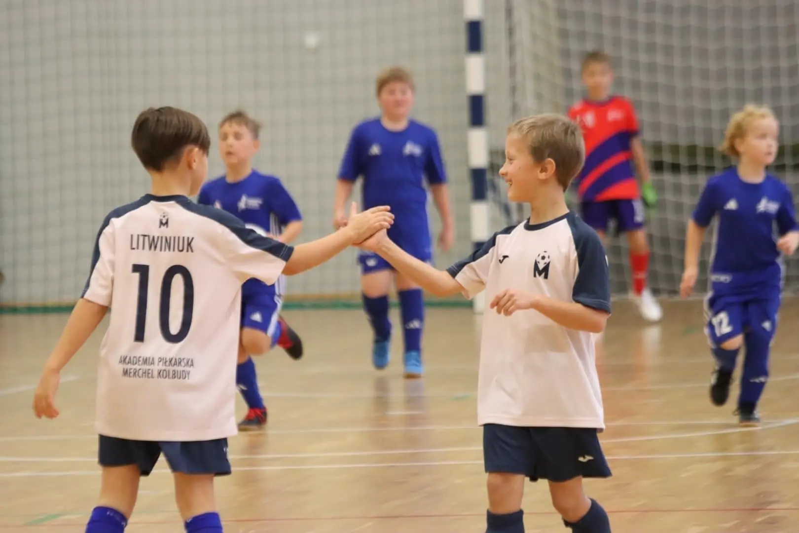 Młodzi piłkarze podczas treningu