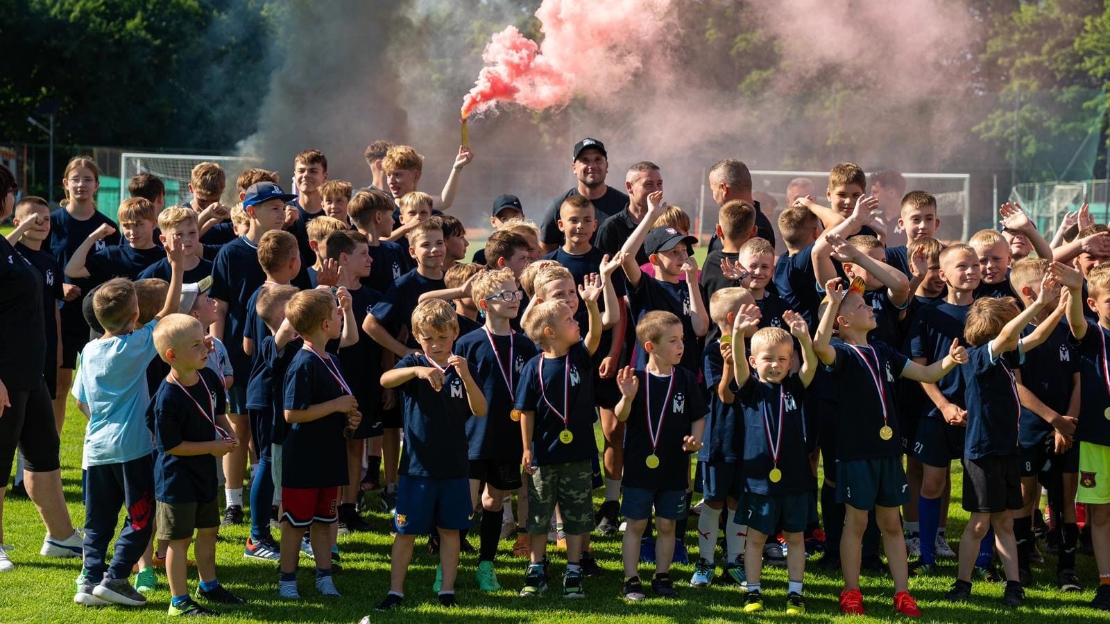 Młodzi piłkarze podczas treningu