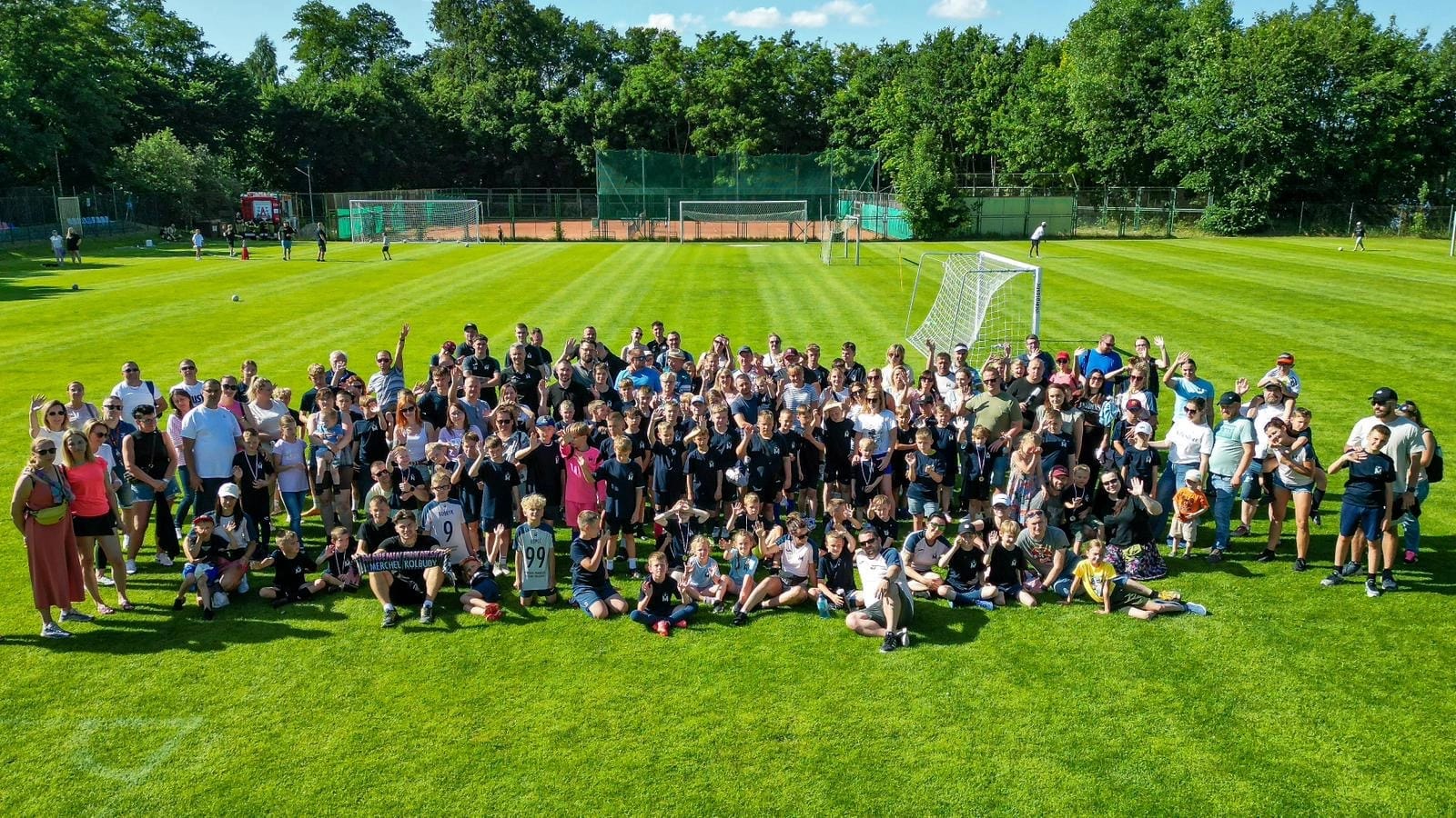 Młodzi piłkarze podczas treningu