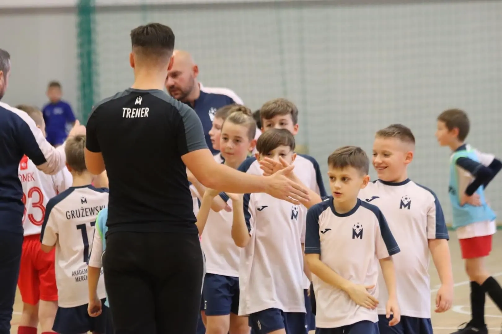 Młodzi piłkarze podczas treningu