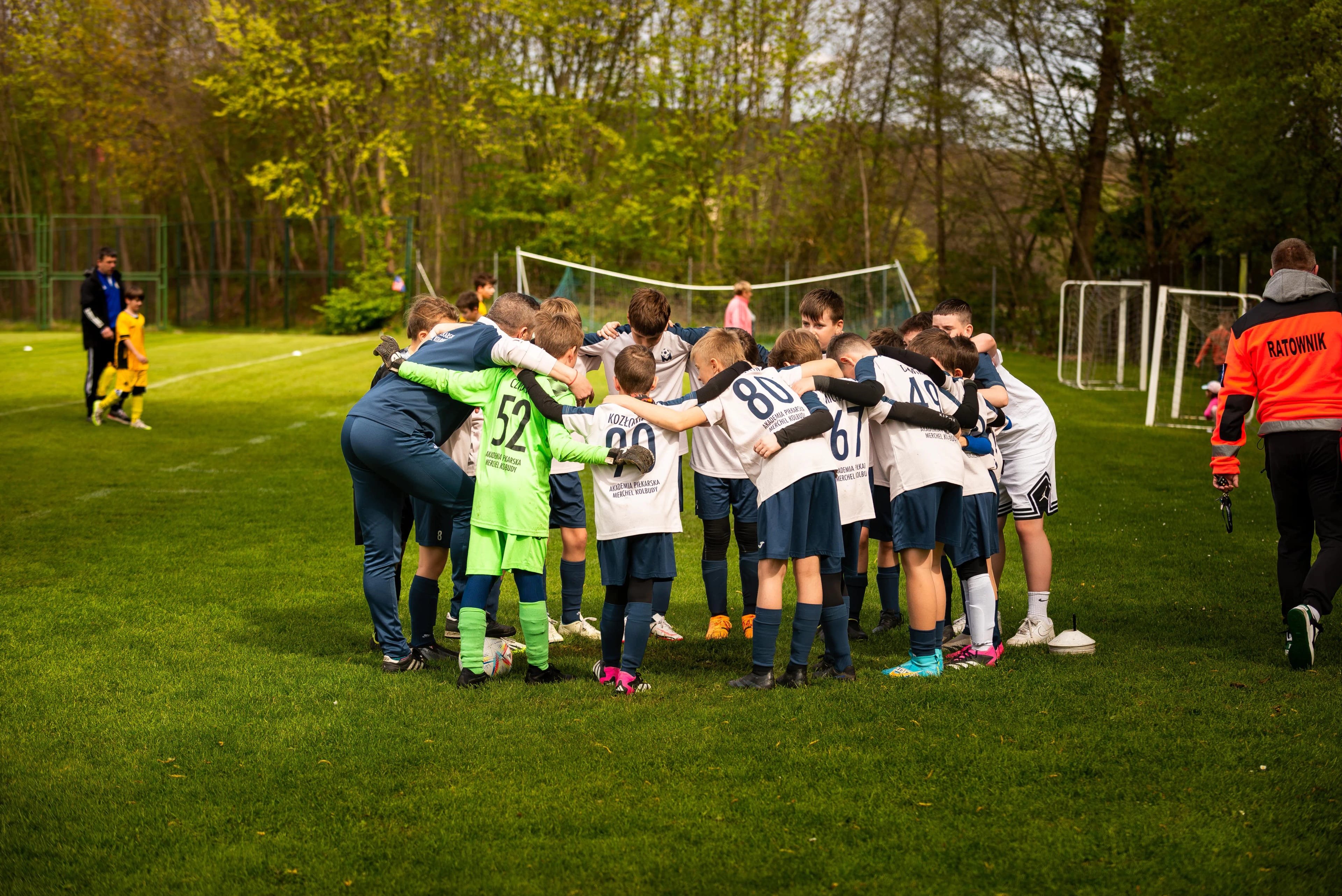 Młodzi piłkarze podczas treningu