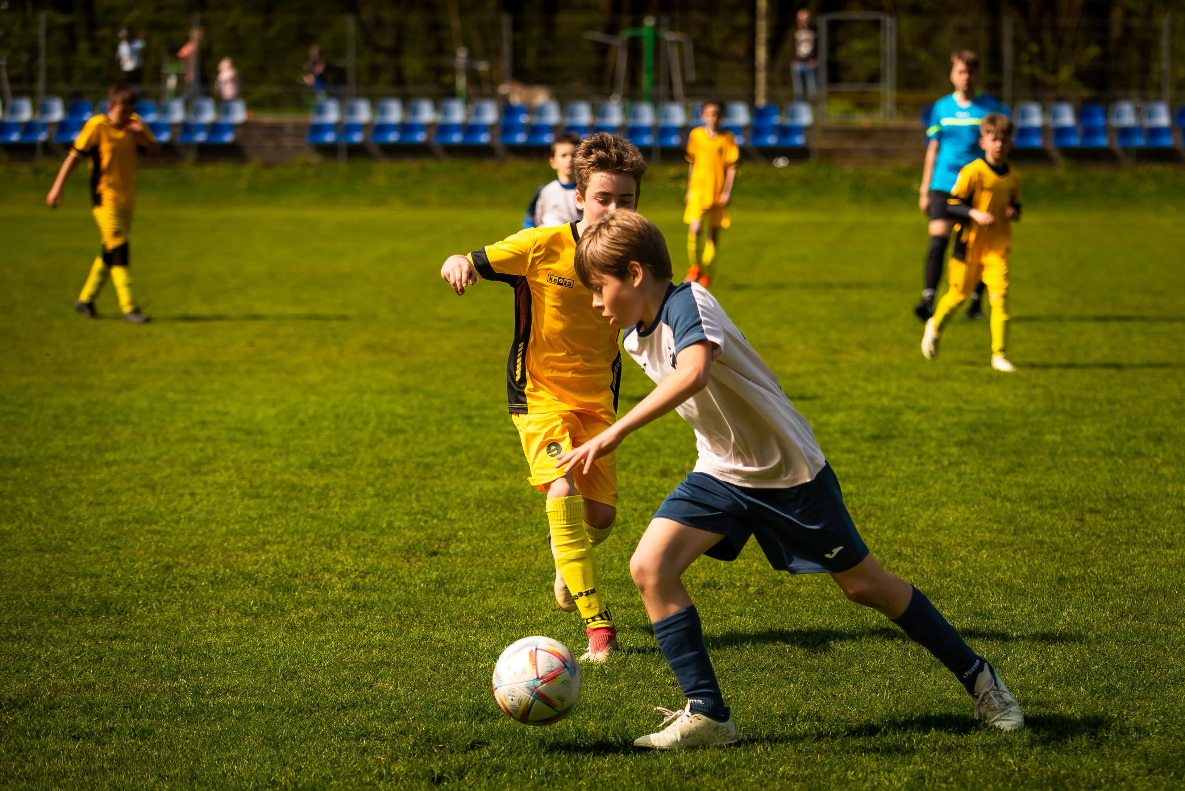 Młodzi piłkarze podczas treningu