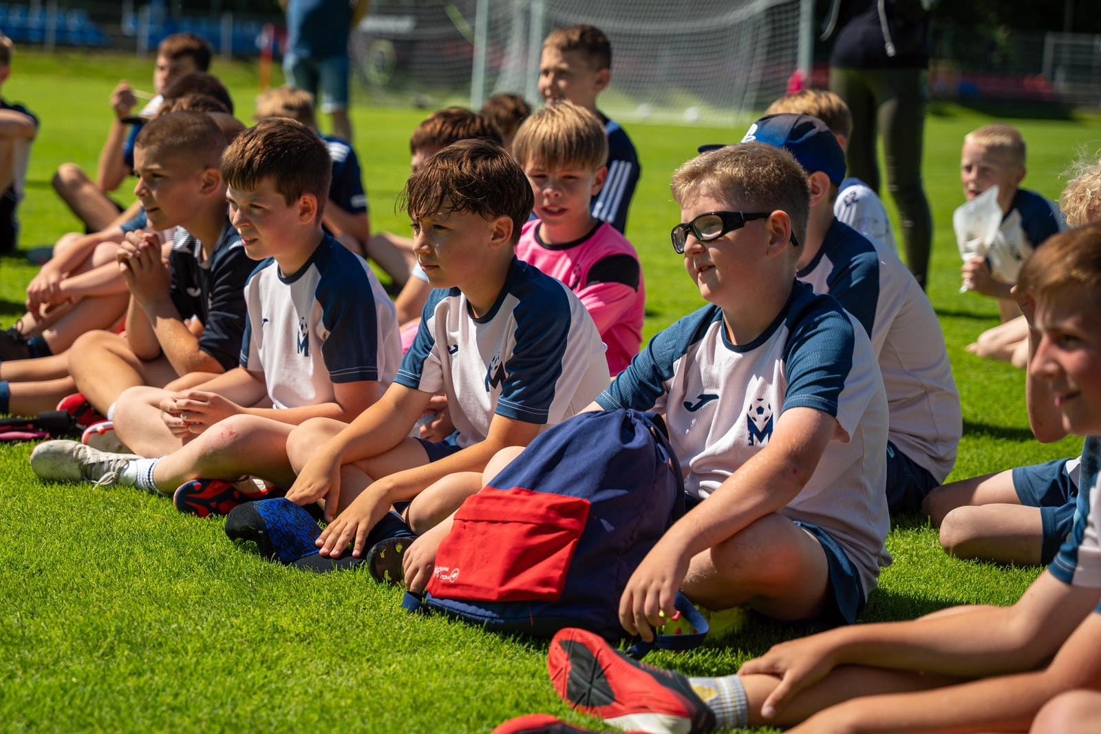 Młodzi piłkarze podczas treningu