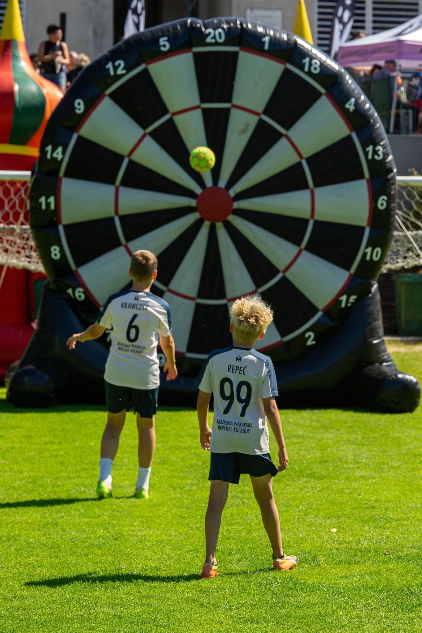 Młodzi piłkarze podczas treningu