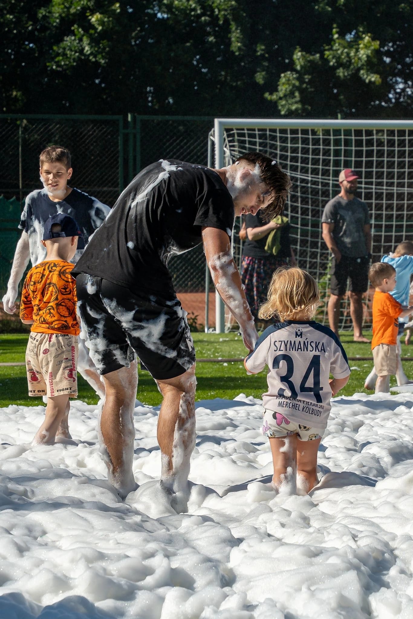 Młodzi piłkarze podczas treningu