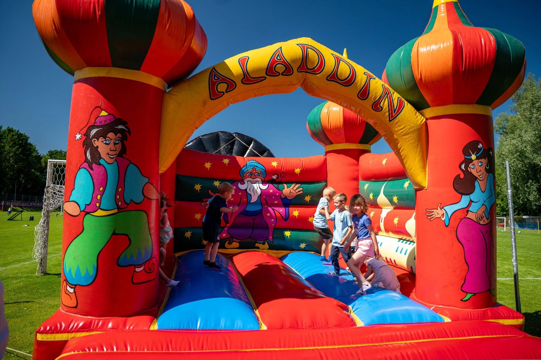 Młodzi piłkarze podczas treningu