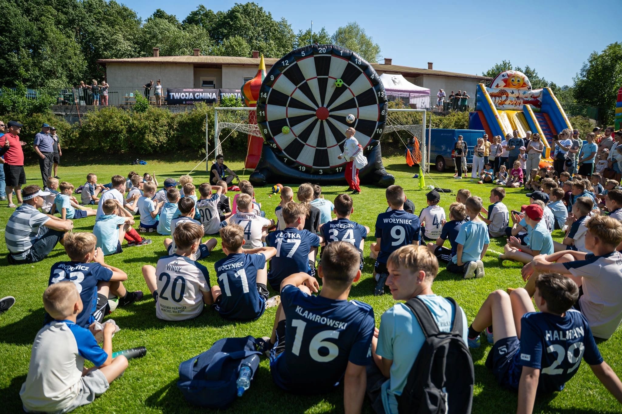 Młodzi piłkarze podczas treningu